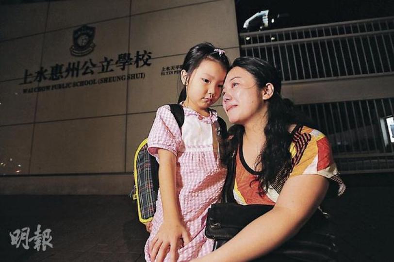 林太與女兒連日四出到區內小學叩門，惜仍未成功。她為前路惆悵，能否在女兒升學後外出工作自力更生頓成疑問。 （鄧宗弘攝）