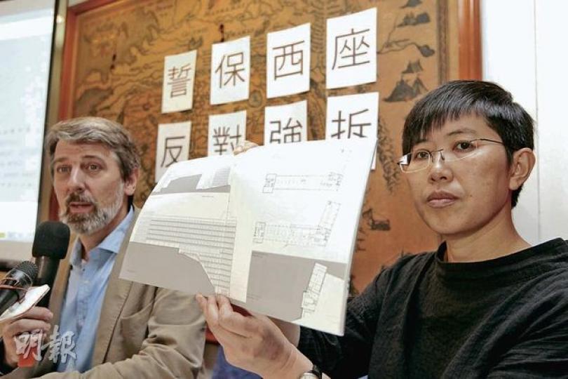 政府山關注組召集人羅雅寧（右）批評政府在古諮會公布政府山評級前宣布拆卸西座，變相破壞保育古蹟程序。左為支持政府山完整保留的南區區議員司馬文。（郭慶輝攝）  本周五國際古蹟遺址理事會將派澳洲專家到政府山西座視察，或有望獲組織發出「文物警示」。（郭慶輝攝）