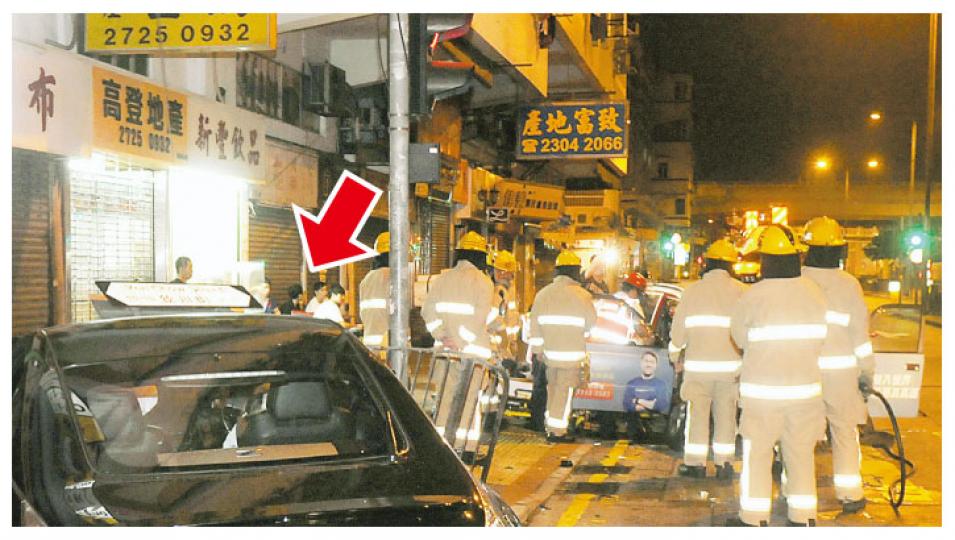 車禍後，的士僅差少許便撞入營業中的糖水舖（箭嘴示），門外食客嚇至雞飛狗走。（蔡方山攝） 跑車與的士相撞後，掃跌交通燈柱、路牌及鐵欄始停下，車頭嚴重損毁。（蔡方山攝）