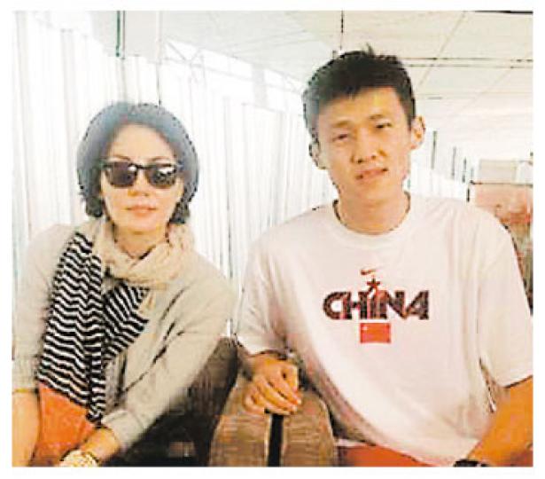 中國男子籃球隊成員周鵬邀請合照,王菲大方答應。(微博圖片) 中國男子籃球隊成員周鵬邀請合照,王菲大方答應。(微博圖片)