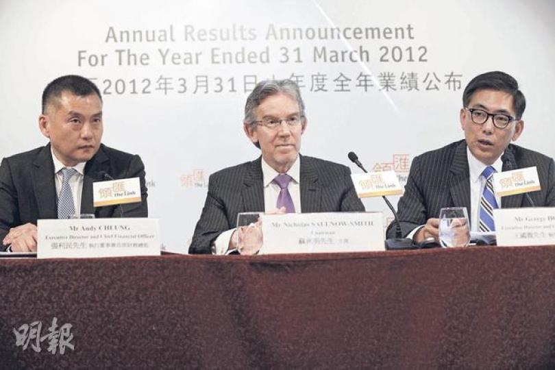 領匯公布全年業績,預告繼續加租,左起為執董兼首席財務官張利民、主席蘇兆明,以及執董兼行政總裁王國龍。(何家達攝) 領匯公布全年業績,預告繼續加租,左起為執董兼首席財務官張利民、主席蘇兆明,以及執董兼行政總裁王國龍。(何家達攝)