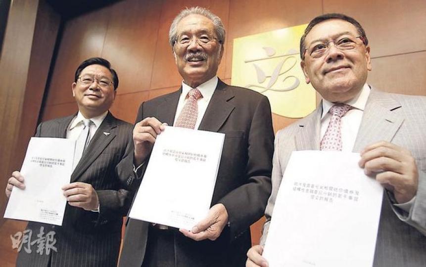 3名親唐議員林健鋒(左起)、黃宜弘及石禮謙,拒絕簽署雷曼報告,並另行撰寫「小眾報告」。(林振東攝) 3名親唐議員林健鋒(左起)、黃宜弘及石禮謙,拒絕簽署雷曼報告,並另行撰寫「小眾報告」。(林振東攝)