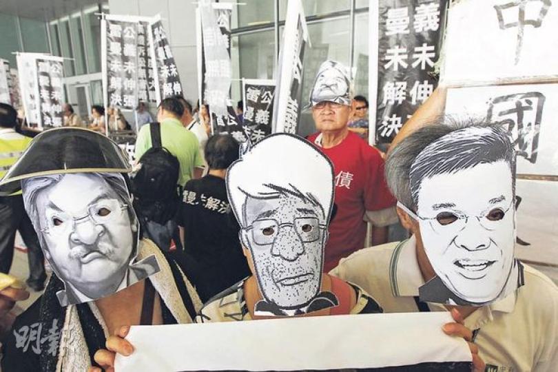 雷曼事主於立法會外示威,要求曾俊華下台,以及事主應獲全數賠償。(李紹昌攝) 雷曼事主於立法會外示威,要求曾俊華下台,以及事主應獲全數賠償。(李紹昌攝)