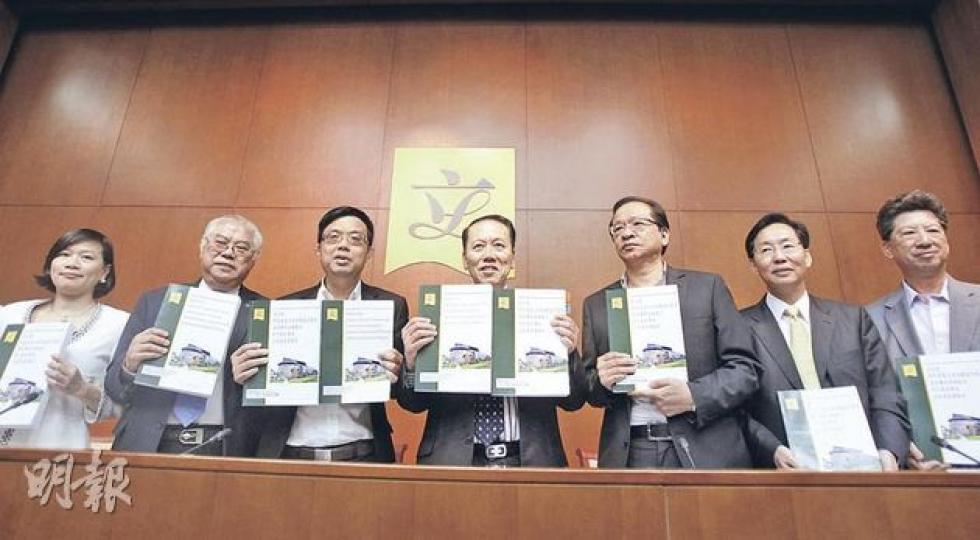 立法會雷曼小組主席何鍾泰(中)連同大部分委員見記者,發表雷曼調查報告,譴責金管局前任總裁任志剛。(林振東攝) 立法會雷曼小組主席何鍾泰(中)連同大部分委員見記者,發表雷曼調查報告,譴責金管局前任總裁任志剛。(林振東攝)