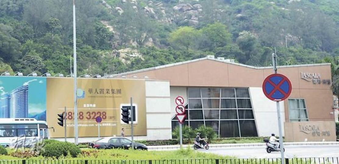 澳門政府日前表示不排除收回歐文龍貪污案中華人置業「御海.南灣」所在的5幅地皮,華置則表示,經諮詢法律顧問後,得悉集團可於政府宣布收回地皮決定之日起30日內向澳門行政法院提出上訴。圖為地盤售樓處。(鄧宗弘攝) 澳門政府日前表示不排除收回歐文龍貪污案中華人置業「御海.南灣」所在的5幅地皮,華置則表示,經諮詢法律顧問後,得悉集團可於政府宣布收回地皮決定之日起30日內向澳門行政法院提出上訴。圖為地盤售樓處。(鄧宗弘攝)