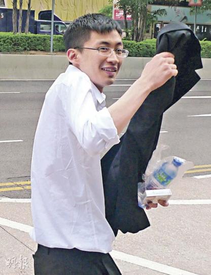 高材生謝仲堅免受牢獄之苦,還押兩周後重獲自由。他一度以西裝褸掩頭,面露笑容,手執香煙。(何偉畧攝) 高材生謝仲堅免受牢獄之苦,還押兩周後重獲自由。他一度以西裝褸掩頭,面露笑容,手執香煙。(何偉畧攝)