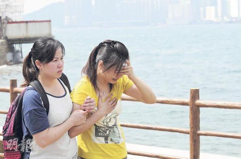 13歲男童盧家聰(圖2)仍然失蹤,其母(圖右)悲痛嚎哭一度倒地,需由女親友攙扶。(蔡方山攝) 13歲男童盧家聰(圖2)仍然失蹤,其母(圖右)悲痛嚎哭一度倒地,需由女親友攙扶。(蔡方山攝)