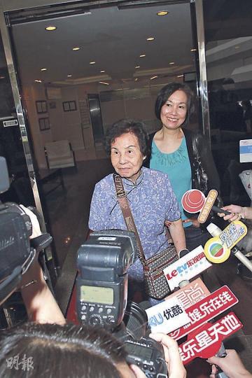 丁子高外祖母與丁媽媽離開時被記者包圍訪問。(攝影﹕鍾偉茵、孫華中) 林建岳女兒Emily送BB花籃賀老友。(攝影﹕鍾偉茵、孫華中) 楊千嬅父母看完外孫仔後好開心。(攝影﹕鍾偉茵、孫華中) 記者在醫院外守候千嬅,獲安排享用蛋糕、汽水。(攝影﹕鍾偉茵、孫華中) 丁子高外祖母與丁媽媽離開時被記者包圍訪問。(攝影﹕鍾偉茵、孫華中) 林建岳女兒Emily送BB花籃賀老友。(攝影﹕鍾偉茵、孫華中) 楊千嬅父母看完外孫仔後好開心。(攝影﹕鍾偉茵、孫華中) 記者在醫院外守候千嬅,獲安排享用蛋糕、汽水。(攝影﹕鍾偉茵、孫華中)