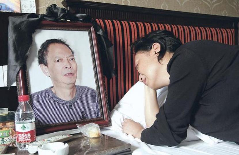 李旺陽胞妹李旺玲和親友於賓館房間內自設靈堂,李旺玲對着哥哥的遺像,悲痛欲絕。(明報記者攝)李旺陽胞妹李旺玲(右)在賓館內與律師(右二)商量認屍等事宜。(明報記者攝)李旺陽離奇死亡的病房昨日空無一人,但一些私人物品仍未執拾。(明報記者攝)李旺陽死亡的病房上鎖,禁止外人進入。(明報記者攝)李旺陽妹夫稱,李出事當晚同房病人形迹可疑。(明報記者攝) 李旺陽胞妹李旺玲和親友於賓館房間內自設靈堂,李旺玲對着哥哥的遺像,悲痛欲絕。(明報記者攝)李旺陽胞妹李旺玲(右)在賓館內與律師(右二)商量認屍等事宜。(明報記者攝)李旺陽離奇死亡的病房昨日空無一人,但一些私人物品仍未執拾。(明報記者攝)李旺陽死亡的病房上鎖,禁止外人進入。(明報記者攝)李旺陽妹夫稱,李出事當晚同房病人形迹可疑。(明報記者攝)
