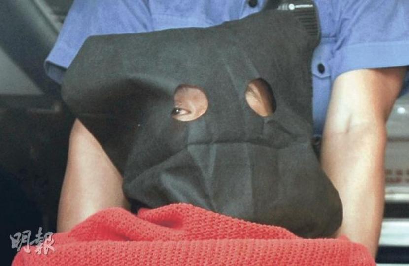 涉注射混合毒品男子被戴上頭套,仍可見他雙目無神,警方相信他是因毒品影響而傷人。(何家達攝)疑注射毒品後神志錯亂男子,涉毆打兩名男女友人及把他們從賓館窗戶(箭嘴示)推落樓,令兩人骨折受傷。(何家達攝) 涉注射混合毒品男子被戴上頭套,仍可見他雙目無神,警方相信他是因毒品影響而傷人。(何家達攝)疑注射毒品後神志錯亂男子,涉毆打兩名男女友人及把他們從賓館窗戶(箭嘴示)推落樓,令兩人骨折受傷。(何家達攝)