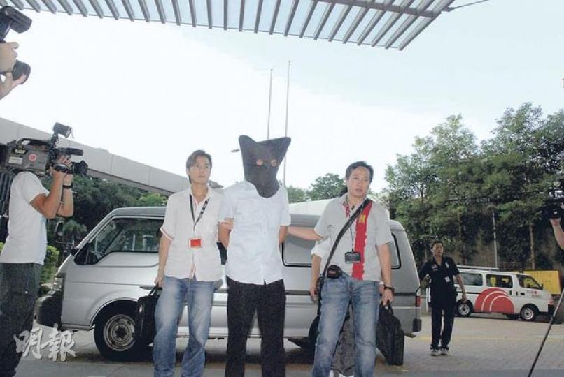 警方拘捕「撞車黨」騙保險集團的主腦,行動中帶走大批文件調查。(雲錦鋒攝) 警方拘捕「撞車黨」騙保險集團的主腦,行動中帶走大批文件調查。(雲錦鋒攝)