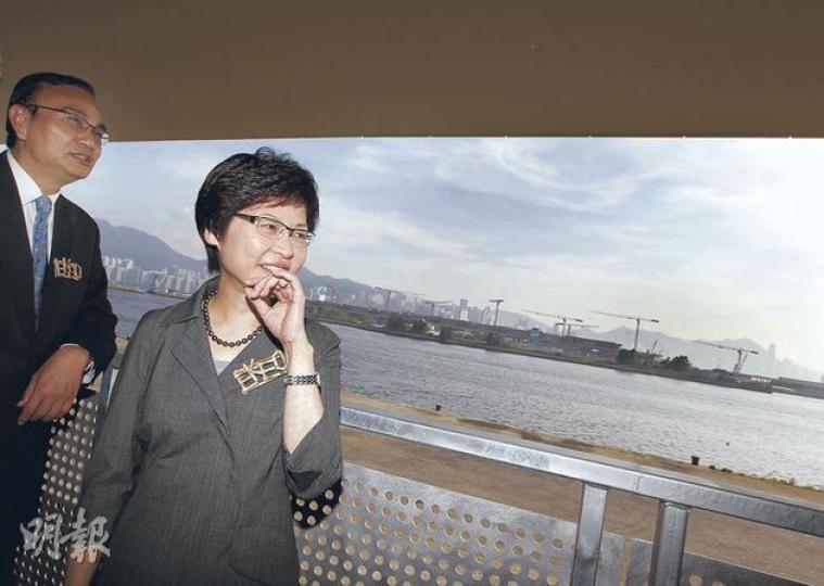 新政府改組後,包括可持續發展委員會等將「升格」,改由盛傳將任下屆政務司長的林鄭月娥統領。圖為林鄭月娥(右)昨出席起動九龍東辦事處啟用典禮,旁為立法會議員劉秀成。(李紹昌攝) 新政府改組後,包括可持續發展委員會等將「升格」,改由盛傳將任下屆政務司長的林鄭月娥統領。圖為林鄭月娥(右)昨出席起動九龍東辦事處啟用典禮,旁為立法會議員劉秀成。(李紹昌攝)