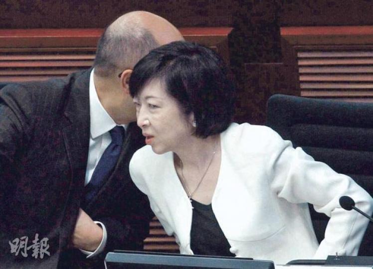 候任特首辦主管羅范椒芬(右)稱以平常心看人民力量對改組提過千項動議。左為政制及內地事務局長譚志源。(李紹昌攝) 候任特首辦主管羅范椒芬(右)稱以平常心看人民力量對改組提過千項動議。左為政制及內地事務局長譚志源。(李紹昌攝)