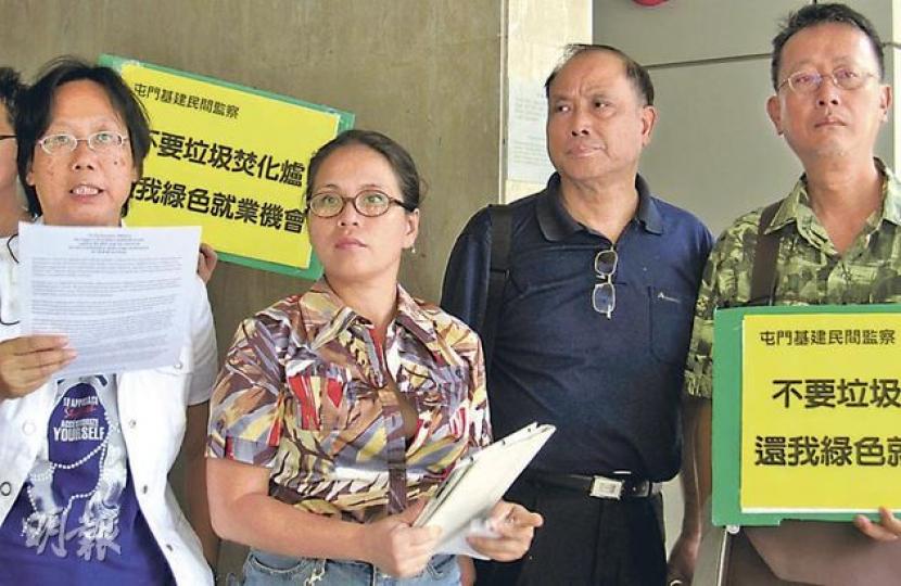居於東涌的何來(左二)及長洲居民梁翰偉(右二)反對於石鼓洲興建焚化爐,何來指政府把處理廢物的重點放在興建焚化爐及擴大堆田區是錯誤的做法,理應在減少垃圾源頭着手。(黃景怡攝) 居於東涌的何來(左二)及長洲居民梁翰偉(右二)反對於石鼓洲興建焚化爐,何來指政府把處理廢物的重點放在興建焚化爐及擴大堆田區是錯誤的做法,理應在減少垃圾源頭着手。(黃景怡攝)