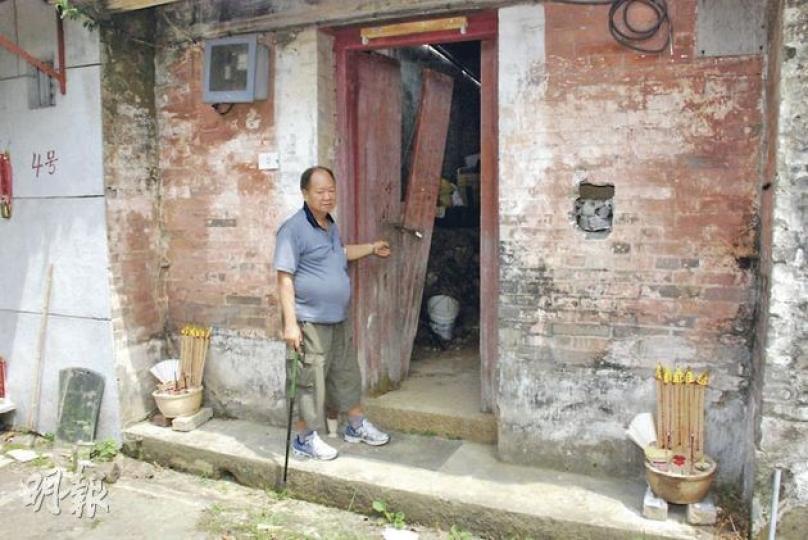 甲龍村僅餘的其中一戶居民林伯表示,原居民曾以鐵槌打穿其牆壁(門右邊小洞),今次木門又無故被踢爛,深感無奈。(雲錦鋒攝) 甲龍村僅餘的其中一戶居民林伯表示,原居民曾以鐵槌打穿其牆壁(門右邊小洞),今次木門又無故被踢爛,深感無奈。(雲錦鋒攝)