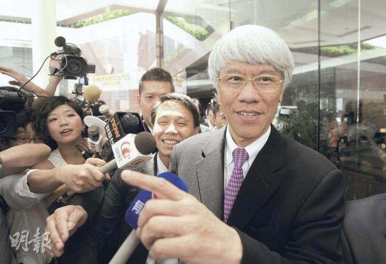 任志剛(前)昨晨出席建行股東大會,會後他被記者團團包圍,追問他對被譴責的心情,他一直沉默不語,不作任何回應。(余俊亮攝) 任志剛(前)昨晨出席建行股東大會,會後他被記者團團包圍,追問他對被譴責的心情,他一直沉默不語,不作任何回應。(余俊亮攝)