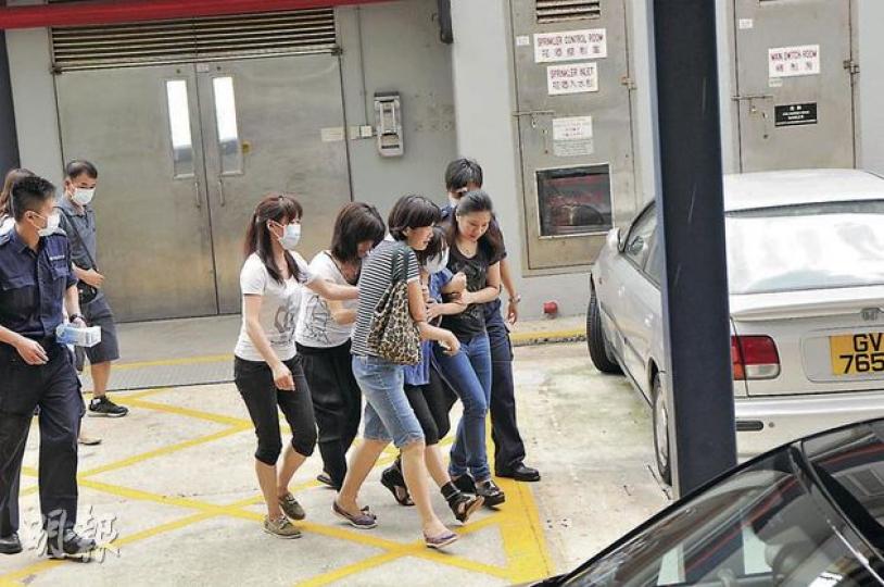 經連日搜索，警方終在距少年失蹤地點3公里外的海面，尋回遇溺少年盧家聰的遺體，其母認屍後悲慟不已，幾乎哭倒在地，需由多名親友扶着離去。（林錫禮攝）遇溺失蹤少年的屍體昨由水警輪運回西灣河水警基地，用小帳篷蓋住等候舁送殮房。（林錫禮攝）