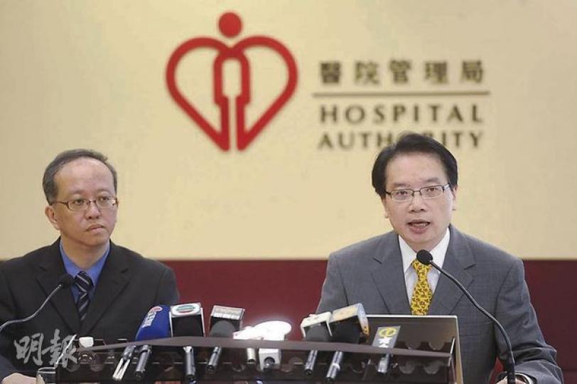 醫管局宣布為撒瑪利亞基金申請者計算經濟能力時，加入可動用資產的減免額，醫管局聯網服務總監張偉麟（右）預計會有2300名病人受惠。醫管局腫瘤科顧問醫生鄭志堅（左）昨日介紹基金新增資助的6種藥物，包括部分癌症標靶藥。（尹錦恩攝）