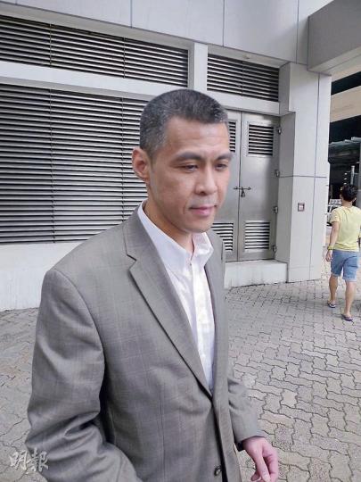 瑞興百貨後人古運鴻透過代表大律師，向雙親、事主及事主子女深表歉意。其雙親現已搬到舊居對面的樓宇居住。（何偉畧攝）