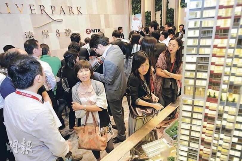 溱岸8號昨主力發售向內園及屋邨景的600餘及900餘方呎2、3房單位,截至晚上8時售逾260伙,佔可供發售單位數量319伙的逾8成;圖為售樓處現場。(葉思雅攝) 溱岸8號買家何先生(圖右)稱,購入一個3房單位自住,認為發展商開價算合理;至於對未來樓市走勢,他表示並不擔心樓價會下跌。(葉思雅攝) 溱岸8號昨主力發售向內園及屋邨景的600餘及900餘方呎2、3房單位,截至晚上8時售逾260伙,佔可供發售單位數量319伙的逾8成;圖為售樓處現場。(葉思雅攝) 溱岸8號買家何先生(圖右)稱,購入一個3房單位自住,認為發展商開價算合理;至於對未來樓市走勢,他表示並不擔心樓價會下跌。(葉思雅攝)