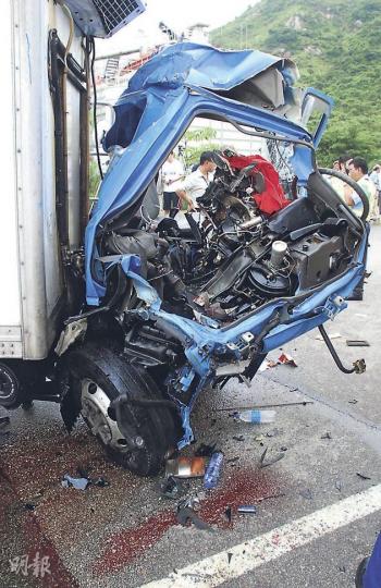 東涌奪命車禍中,輕型密斗貨車車頭被撞至恍如廢鐵,司機死亡,車廂及地面遺下大灘血漬。(雲錦鋒攝) 東涌車禍中,愉景灣邨巴雖為迴避貨車致剷上路邊石壆及撞毁一段鐵絲網,但幸邨巴收掣及時,未有翻側及跌下1米之下的北大嶼山公路,故司機及車上乘客26人大都僅受輕傷。(雲錦鋒攝) 輕型密斗貨車在東涌翔東路疑高速下失控越線與愉景灣邨巴相撞後,邨巴剷上路壆撞毁鐵網。貨車則反彈到路的左邊,但貨車司機已傷重昏迷,送院後不治。(雲錦鋒攝) 東涌奪命車禍中,輕型密斗貨車車頭被撞至恍如廢鐵,司機死亡,車廂及地面遺下大灘血漬。(雲錦鋒攝) 東涌車禍中,愉景灣邨巴雖為迴避貨車致剷上路邊石壆及撞毁一段鐵絲網,但幸邨巴收掣及時,未有翻側及跌下1米之下的北大嶼山公路,故司機及車上乘客26人大都僅受輕傷。(雲錦鋒攝) 輕型密斗貨車在東涌翔東路疑高速下失控越線與愉景灣邨巴相撞後,邨巴剷上路壆撞毁鐵網。貨車則反彈到路的左邊,但貨車司機已傷重昏迷,送院後不治。(雲錦鋒攝)