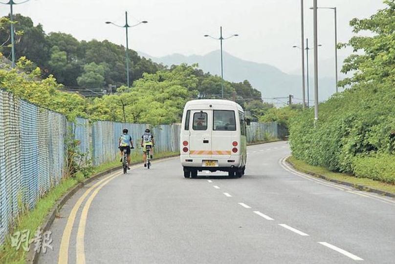 東涌翔東路經常有單車客使用,車輛遇上單車時,常被迫稍稍駛越對面線避開,卻令人擔心容易引發交通意外。(雲錦鋒攝) 東涌翔東路經常有單車客使用,車輛遇上單車時,常被迫稍稍駛越對面線避開,卻令人擔心容易引發交通意外。(雲錦鋒攝)