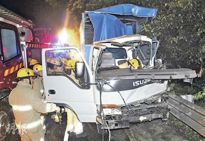 新田公路奪命車禍中,輕型客貨車司機疑因沒戴安全帶,車禍中飛出車外慘死,消防員事後登上駕駛室調查。(蔡方山攝) 新田公路車禍中貨車司機「飛出」馬路慘死。事後可見貨車駕駛座位及安全帶結構大致完整,有專家估計死者飛出車外應該是因為他忘記戴安全帶,而不是因為安全帶故障。(蔡方山攝) 新田公路奪命車禍中,輕型客貨車司機疑因沒戴安全帶,車禍中飛出車外慘死,消防員事後登上駕駛室調查。(蔡方山攝) 新田公路車禍中貨車司機「飛出」馬路慘死。事後可見貨車駕駛座位及安全帶結構大致完整,有專家估計死者飛出車外應該是因為他忘記戴安全帶,而不是因為安全帶故障。(蔡方山攝)
