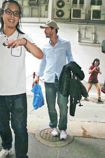 (攝影/記者:梁迺楠) 奇洛李維斯見到記者即以膠袋遮面。(攝影/記者:梁迺楠) (攝影/記者:梁迺楠) 奇洛李維斯見到記者即以膠袋遮面。(攝影/記者:梁迺楠)