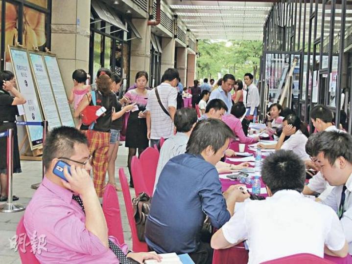 深圳新盤水榭春天第五期開售，至周三仍然吸引不少買家前來認購，銷售人員稱，預計今個周末前可以把全部約千個單位售出，並考慮加推。（葉浩霖攝） 內地宣布減息以來，樓市氣氛明顯好轉，發展商均表示，下半年會加快推盤，期望盡快收回資金再作投資。圖為深圳買家在睇樓。（葉浩霖攝） （明報製圖） 買家心聲﹕北京資深樓市投資者王小熊，目前持有的8套住房全部用於自住和收租，「我自2006年後一直未有再買房，最近亦心動，看中了北京市香河地區的一個新盤。」（李萌攝） 買家心聲﹕深圳鄭先生與新婚妻子在周三早上9點便來排隊買