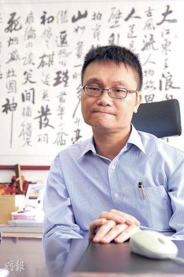 被指應徵副局長的馮煒光昨退出民主黨，他稱與部分黨高層就路線上有不同意見，他認為民主黨應有執政思維，更稱自己認同梁振英的政綱，民主黨應提出理據為何指梁振英是狼。（鄧宗弘攝）