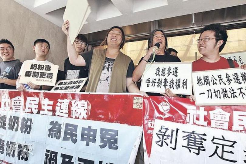 社民連昨「雙喜臨門」，梁國雄（右二）奪回參選權，而政府就社民連兩成員擲粉案上訴亦失敗（相關新聞刊A13）。（李紹昌攝） （明報製圖） （明報製圖）