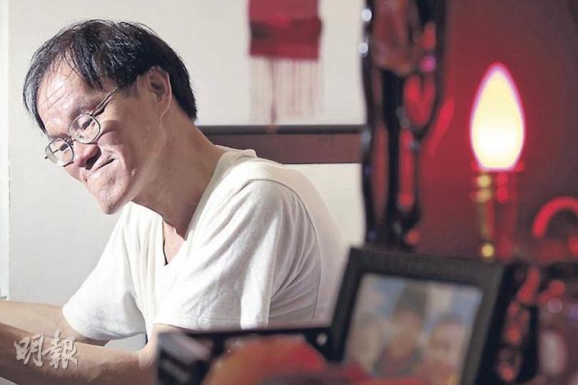 無情火奪去黎學文懷孕妻子和兩名兒子的生命，今天雖然「夢想成真」上了公屋，但失去家人令他失去希望。其家中神枱放了妻子和兒子生前的合照。（郭慶輝攝）