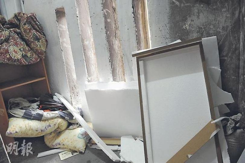 事隔一年，馬頭圍道大火現場樓梯依然佈滿雜物，倘有火警，恐再添傷亡。（劉焌陶攝）