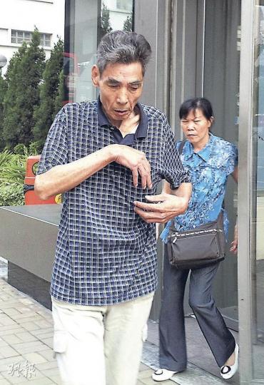 李春華（前）及黃云珍（後）為申請內地領養子女來港而離婚，卻被揭發仍以夫妻名義索取搬遷津貼及獲分配公屋，家庭團聚不成反被控詐騙。（余卓善攝）