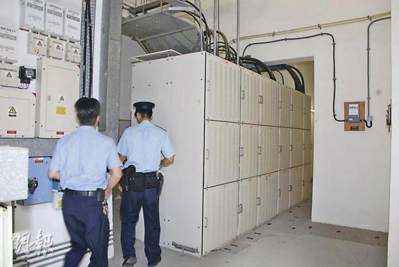 筲箕灣愛蝶灣昨日揭發懷疑偷電案，警員接報到屋苑電表房調查，暫未有人被捕。（雲錦鋒攝）
