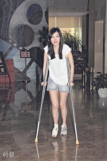 葉翠翠現在要用拐杖行路。（攝影/記者﹕梁榮達）