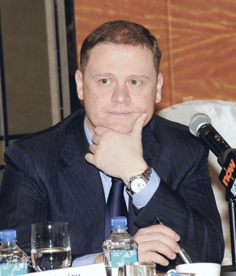 俄鋁Vladislav Soloviev表示,由於鋁價受壓及市場受壓,今年或會減產8%至10%,鋁價則有望重回每噸2000美元的水平。(陳淑安攝) 俄鋁Vladislav Soloviev表示,由於鋁價受壓及市場受壓,今年或會減產8%至10%,鋁價則有望重回每噸2000美元的水平。(陳淑安攝)