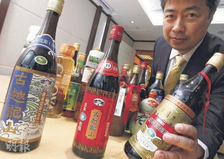 消委會在34款酒中驗出可能致癌的氨基甲酸乙酯,宣傳及社區關係小組副主席梁光漢展示當中含量最高的3款(前),包括兩款加飯酒和一款花雕,氨基甲酸乙酯含量每公斤0.2毫克或以上。(李紹昌攝) 消委會在34款酒中驗出可能致癌的氨基甲酸乙酯,宣傳及社區關係小組副主席梁光漢展示當中含量最高的3款(前),包括兩款加飯酒和一款花雕,氨基甲酸乙酯含量每公斤0.2毫克或以上。(李紹昌攝)