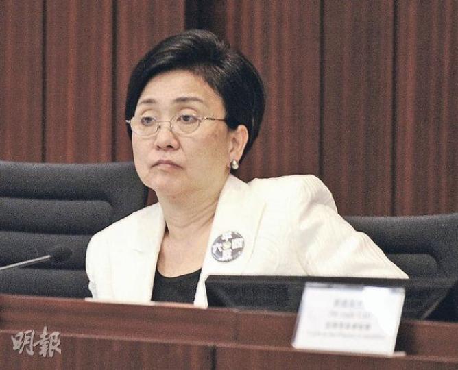 立法會財委會主席劉慧卿在財會開場時強調,議員有權就議案文件多次發問,但若有重複,她會阻止。(余俊亮攝) 財委會昨日開始審議政府架構重組撥款,羅范椒芬(左)放棄晚飯時間,游說在議事廳內的自由黨劉健儀(右)。(劉焌陶攝) 立法會財委會主席劉慧卿在財會開場時強調,議員有權就議案文件多次發問,但若有重複,她會阻止。(余俊亮攝) 財委會昨日開始審議政府架構重組撥款,羅范椒芬(左)放棄晚飯時間,游說在議事廳內的自由黨劉健儀(右)。(劉焌陶攝)