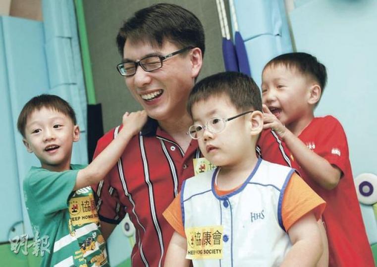 全職父親方耀康在3胞胎兒子出世後,得悉長子君樂(白衣)患上Prader Willi症候群,發展遲緩,故辭去工程師工作,全力照顧3兄弟,綠衣及紅衣兒子為君揚及君仲。( 林振東攝) 另一全職爸爸韓曉華辭去教職,專心照顧患自閉症的兒子,並為兒子自製教材,兩年來兒子與人溝通技巧均有進步。在今年父親節,韓爸爸最希望兒子獲派入讀特殊幼兒中心。(林振東攝) 全職父親方耀康在3胞胎兒子出世後,得悉長子君樂(白衣)患上Prader Willi症候群,發展遲緩,故辭去工程師工作,全力照顧3兄弟,綠衣及紅衣兒子為君揚及君仲。( 林振東攝) 另一全職爸爸韓曉華辭去教職,專心照顧患自閉症的兒子,並為兒子自製教材,兩年來兒子與人溝通技巧均有進步。在今年父親節,韓爸爸最希望兒子獲派入讀特殊幼兒中心。(林振東攝)