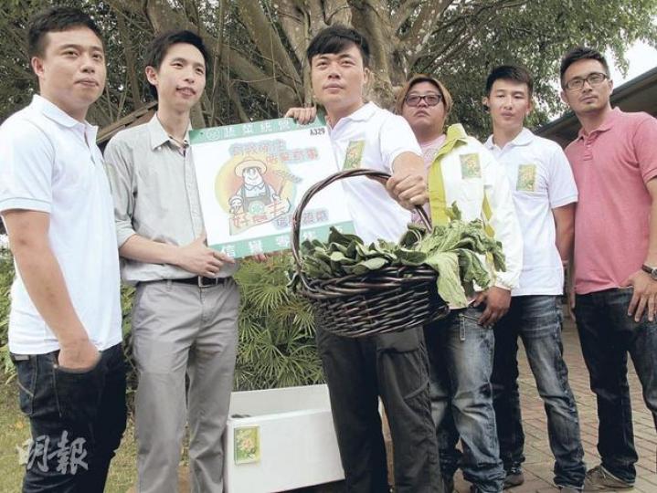 引入寧夏蔬菜的信譽農戶楊曉華(左三)與菜統處農業科學主任馮浩霖(左二),一同展示自寧夏引入的清甜蔬菜。(莫凱琳攝) 引入寧夏蔬菜的信譽農戶楊曉華(左三)與菜統處農業科學主任馮浩霖(左二),一同展示自寧夏引入的清甜蔬菜。(莫凱琳攝)