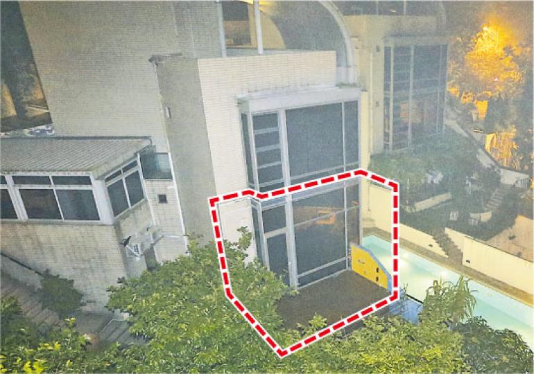 候任特首辦昨晚突然表示已清拆梁宅僭建的玻璃棚後，記者立刻趕往現場拍攝，發現僭建玻璃棚（紅框示）已徹底拆掉。（明報記者攝） 2011年5月8日未正式宣布參選前，梁振英曾在山頂大屋接待傳媒，並在三邊密封僭建的玻璃棚前，講解自己的種植心得。棚內可見有吊椅及有門通向大廳。（明報記者攝）