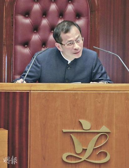 政府昨提出動議，要求立法會押後討論議程上22項法案和決議，優先處理政府重組架構的決議案，泛民質疑立法會主席曾鈺成（圖）為政府「吹黑哨」。（郭慶輝攝）