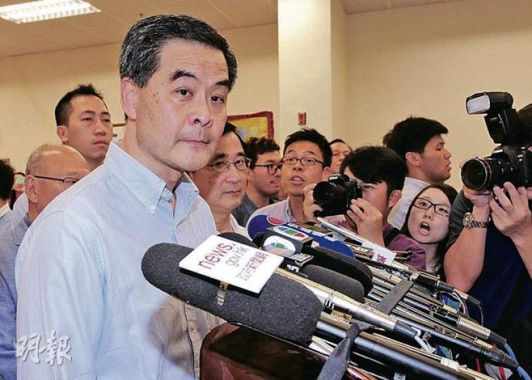 梁振英昨出席公開活動後表示,會為僭建事件「一力承擔」。(鄧宗弘攝) 梁振英昨出席公開活動後表示,會為僭建事件「一力承擔」。(鄧宗弘攝)