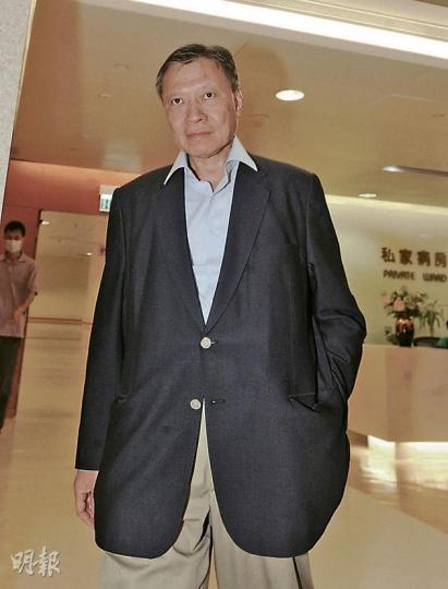 郭炳湘(圖)昨到威院私家病房探望留院的母親,並遇到其弟郭炳江,郭炳湘離開醫院時未有回應記者提問。(尹錦恩攝) 新地掌舵人郭老太的胞弟鄺準(中),昨日到威院探望姊姊。(尹錦恩攝) 郭炳湘(圖)昨到威院私家病房探望留院的母親,並遇到其弟郭炳江,郭炳湘離開醫院時未有回應記者提問。(尹錦恩攝) 新地掌舵人郭老太的胞弟鄺準(中),昨日到威院探望姊姊。(尹錦恩攝)
