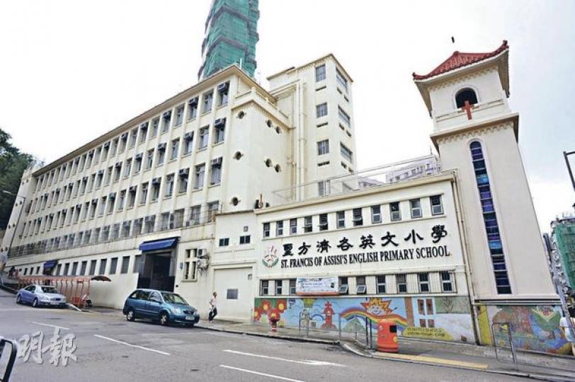 本報接獲家長投訴稱，位於石硤尾的私立學校聖方濟各英文小學，要求所有學生自行購買價值約4700元的最新款iPad平板電腦，配合學校於小三中、英文科改行電子教學，而購買電腦的費用相當於使用紙本書的3倍。校方強調，無意逼家長買iPad。（陳淑安攝）