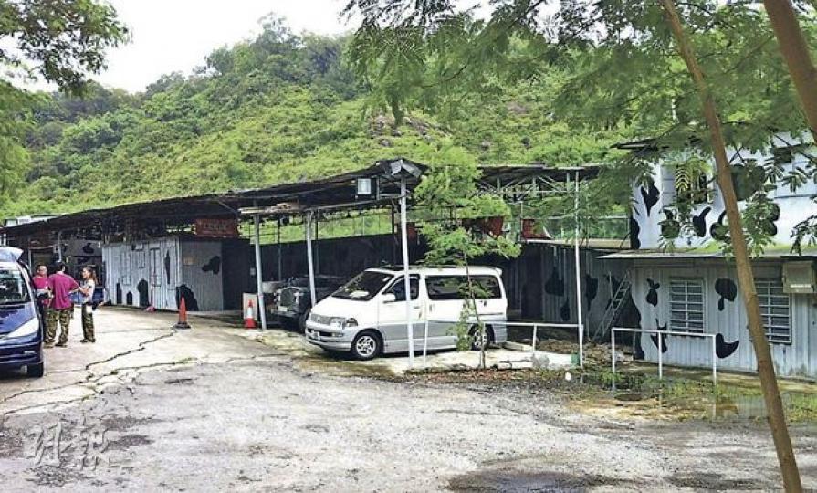 元朗大棠荔枝山莊毗鄰的大棠野戰場地服務中心，在政府土地上違規擺放構築物，包括在休息區及泊車位上加建的鐵皮上蓋，以及擺放貨櫃用作存放軍服和更衣室。（林耀華攝）