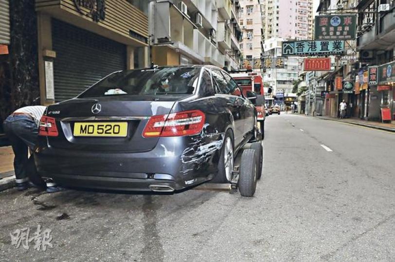 由莎莎公司持有的平治房車，昨晨與警方鐵馬相撞，警員腳部輕傷送院。（林錫禮攝）