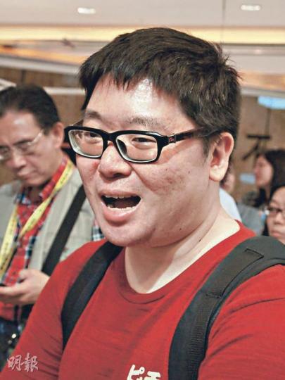 睇樓客徐先生﹕雖然政府即將換屆，但由於樓價下跌勢必會引起社會大亂，估計新特首亦不會有太多控制樓市措施出台。（林尚民攝）