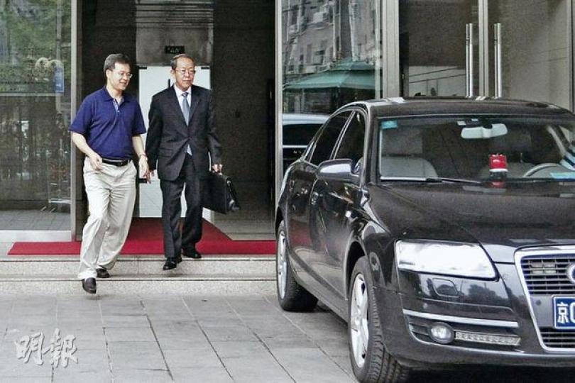 港澳辦主任王光亞（右）昨在北京被問及梁振英可有誠信問題、是否適合當特首時，均拒絕回應，並在司機護送下坐車離開。（林凱旻攝）